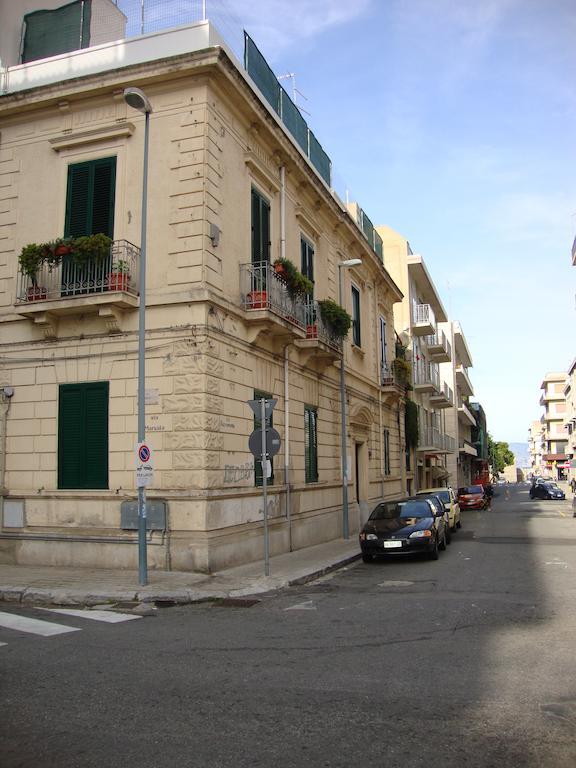 La Maison Des Livres Reggio Calabria Exterior photo